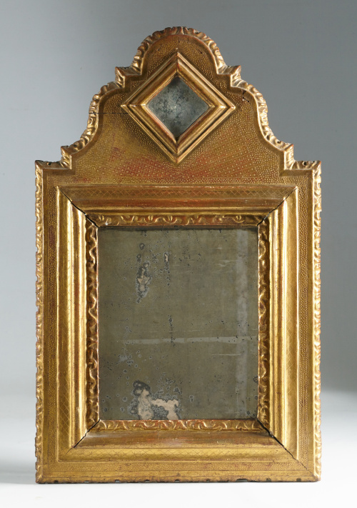 Espejo de madera tallada y dorada con decoración de picado 