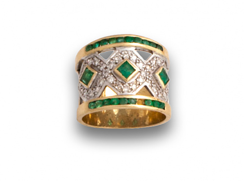 Sortija ancha de oro amarillo con esmeraldas y brillantes d