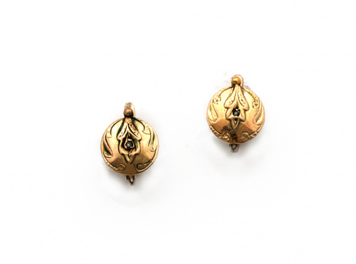 Pendientes circulares con diamantito central y hojas grabad