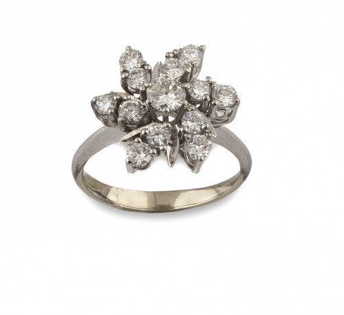 Sortija flor de brillantes en pétalos helicoidales con mont