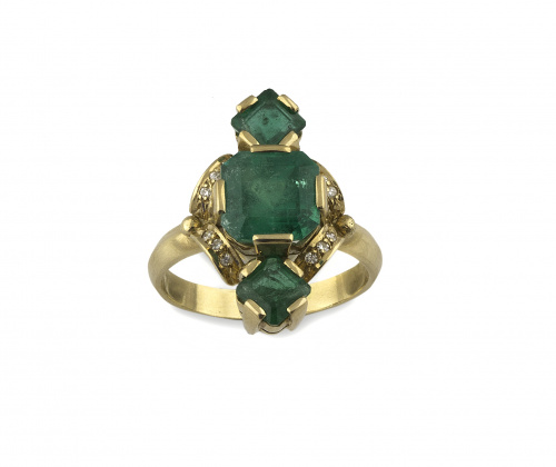 Sortija lanzadera con tres esmeraldas colombianas de intens