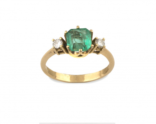 Sortija con esmeralda colombiana de 0,90 ct aprox en talla 