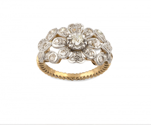 Sortija con diseño de flor entre hojas de diamantes, con ce