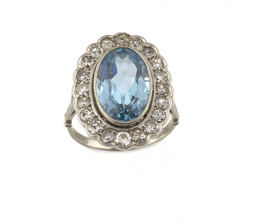 Sortija de pp. S.XX con topacio azul de talla oval orlado d