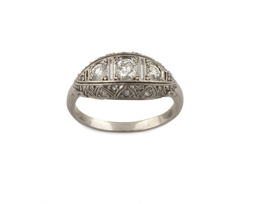 Sortija Art-Decó con tres brillantes en marco geométrico el