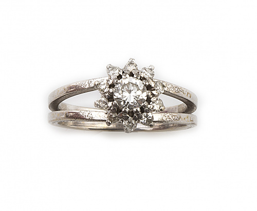 Sortija rosetón de brillantes,con brillante central de 0,20