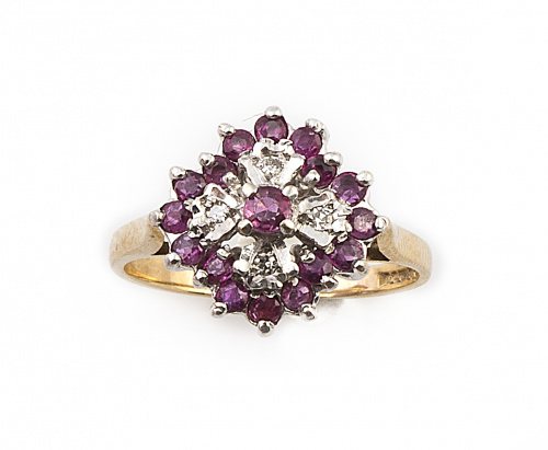 Sortija flor de brillantes orlados de rubíes y con rubí cen