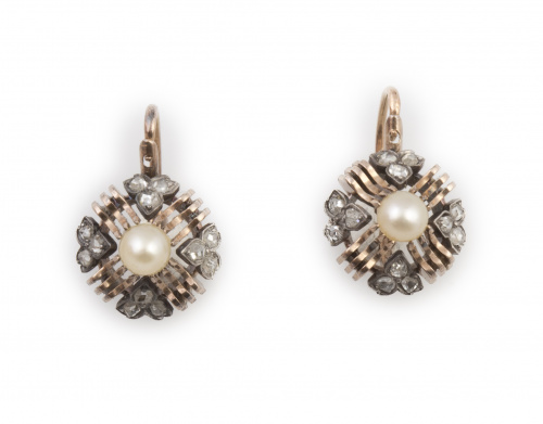 Pendientes pp. s.XX con perla rodeada por cuatro corazones 