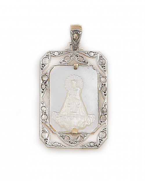 Medalla colgante de pp. s.XX con Virgen tallada en nácar ro