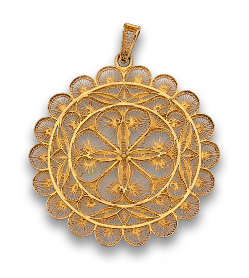 Colgante circular de filigrana de oro de 18K.