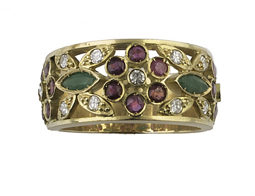 Sortija ancha calada con flor y hojas en el frente de rubíe