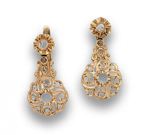Pendientes largos s.XIX con rosetones de zafiros blancos.
