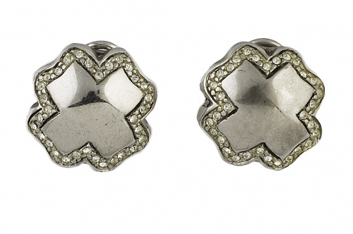 Conjunto de pendientes y colgante con diseño de cruz convex