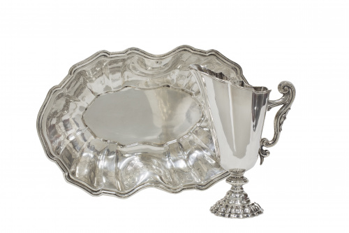 Aguamanil y fuente de escotaduras, en plata. con marcasIta