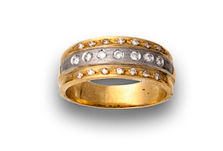 Sortija tres bandas de btes en oro bicolor de 18K.