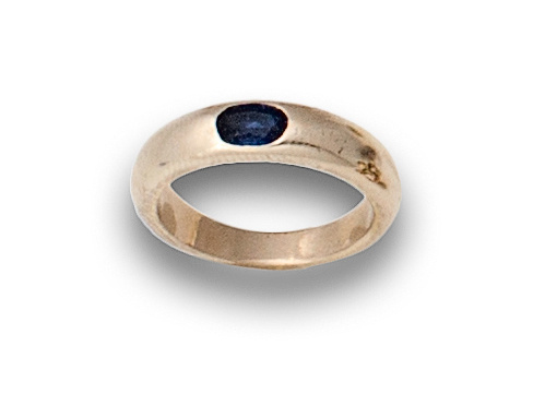 Sortija alianza con zafiro oval en oro de 18K.
