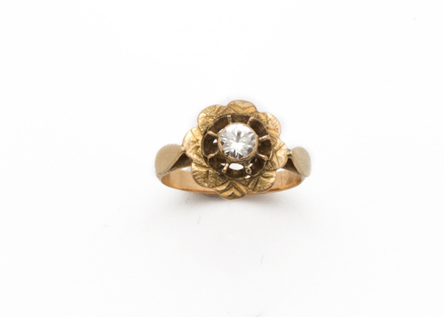 Sortija flor de pp s. XX con símil diamante central, en oro