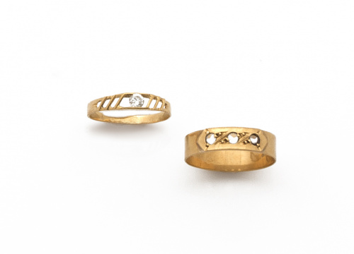 Dos sortijas de niña pp s. XX en oro de 18K con zafiros bla