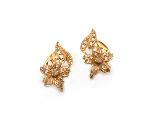 Pendientes flor y rama con zafiros blancos en oro de 18K.