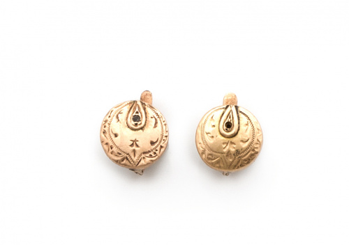 Pendientes de pp s.XX con botón circular de oro grabado de 