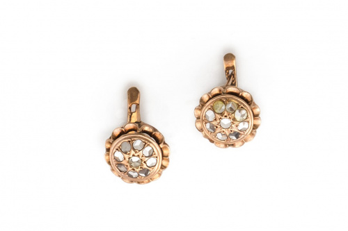 Pendientes rosetón de zafiros blancos con marco de ondas.