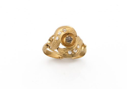 Sortija de pp s.XX con zafiros blancos en bandas entrelazad