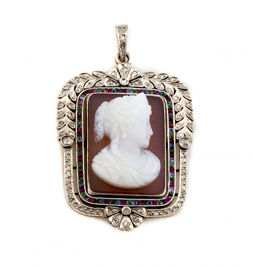Colgante de pp S. XX con camafeo de dama en ágata bicolor y