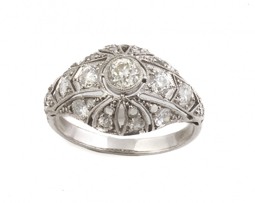 Sortija Art-Decó en platino con brillante central y diamant