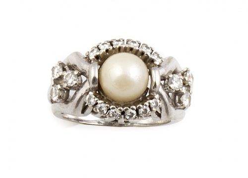 Sortija con perla central y marco de brillantes con tríos d