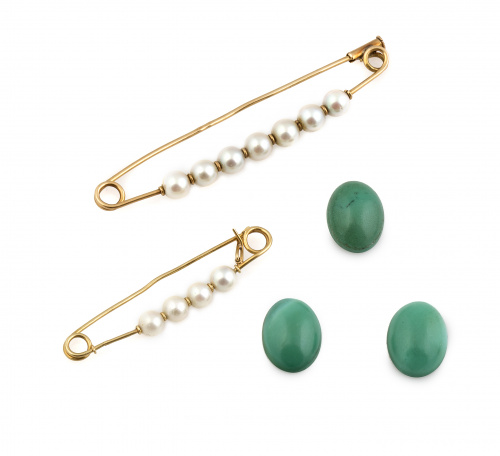 Lote de dos alfileres con perlas en oro de 18K y tres cabuj