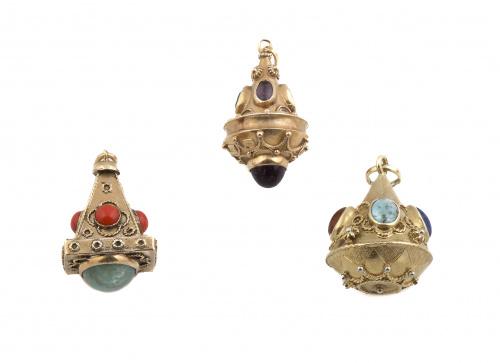 Lote de tres charms colgantes en forma de prisma cónico y p