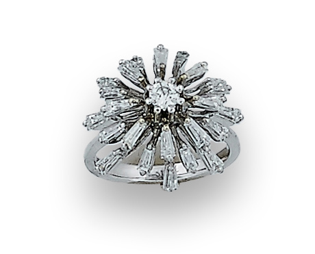 Sortija con brillante central y doble orla de diamantes tra