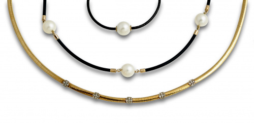 Collar con tres perlas Australianas de 11,5 mm y caucho; co