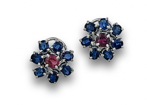Pendientes flor de zafiros y rubíes en oro blanco de 18K.