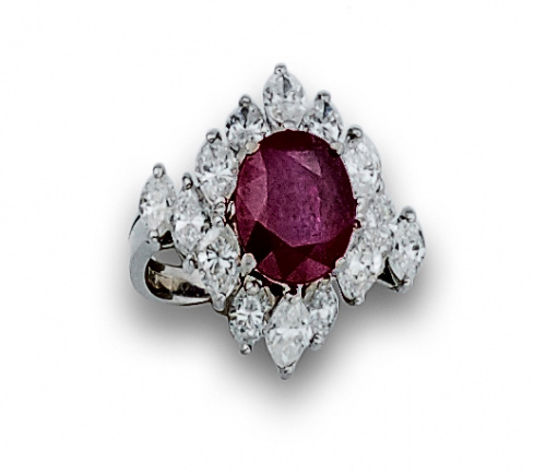 Sortija con rubí oval de 5 ctes en orla de diamantes talla 