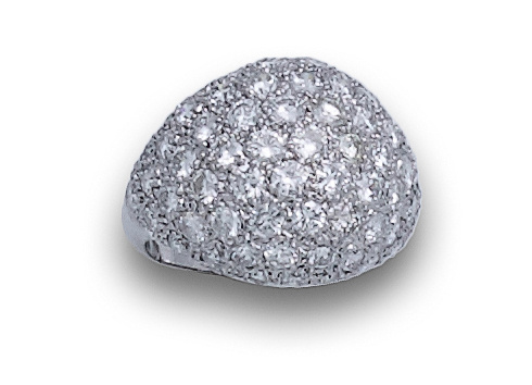 Sortija bombé de brillantes en oro blanco de 18K.
