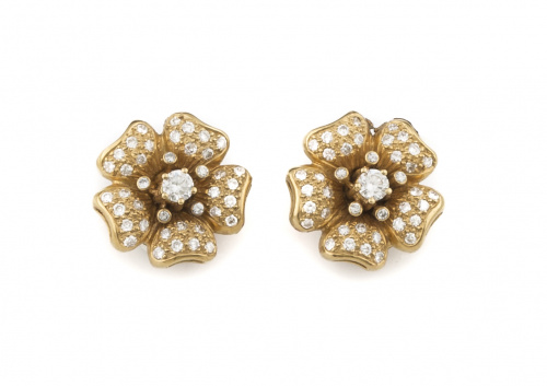 Pendientes flor con pétalos cuajados de brillantes en torno