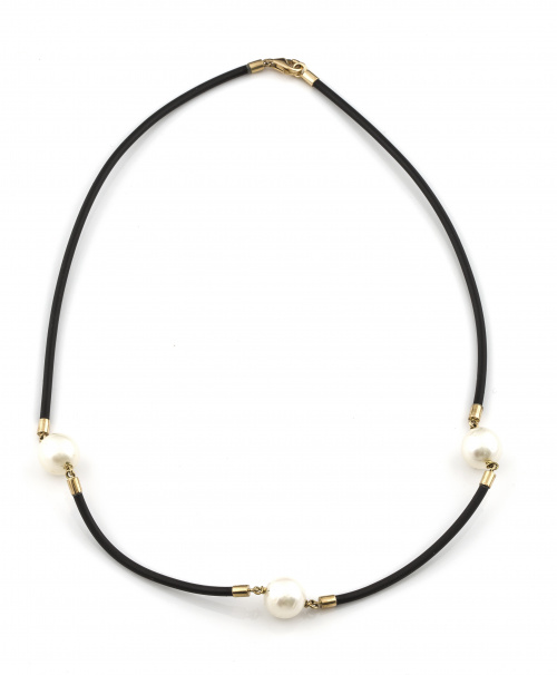 Collar con 3 perlas australianas de 11 mm en cordón de cauc