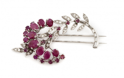 Broche rama de brillantes y baguettes, con arco de rubíes d