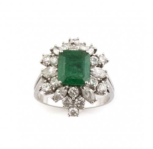 Sortija con esmeralda de 2 ct rodeada de brillantes y marqu