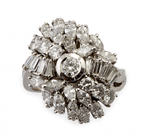 Sortija bombée con baguettes y brillantes engastados a dife