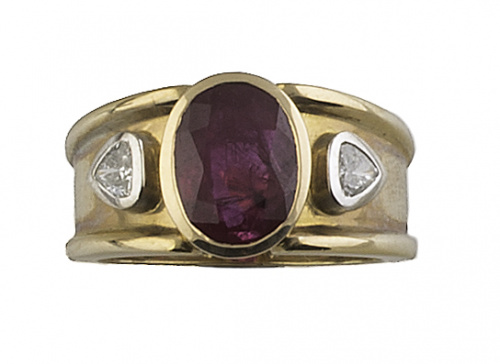 Sortija ancha con rubí de talla oval de 2,70 ct flanqueado 