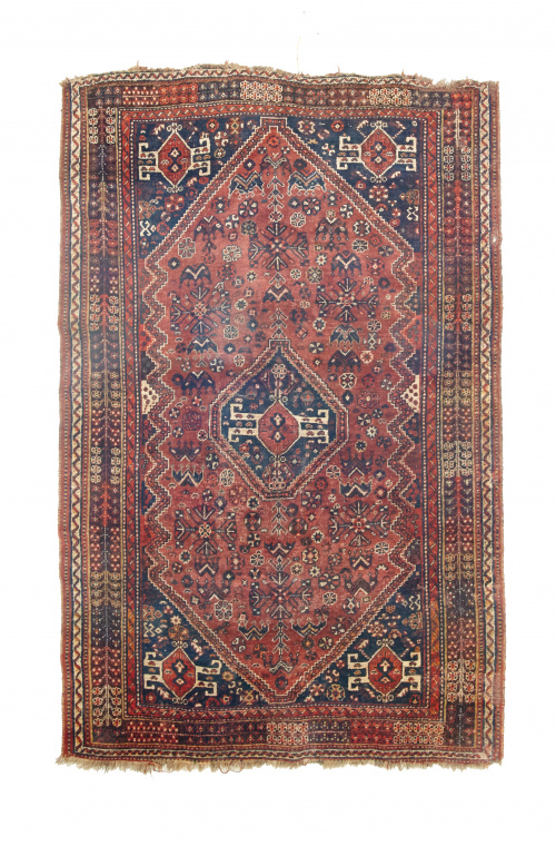 Alfombra en lana con campo rojo y cartela geométrica centra