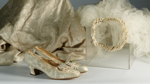 Traje de novia en seda de raso, con velo, capa y zapatos co