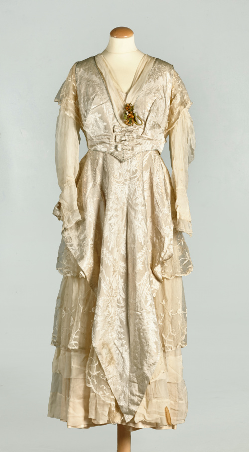 Traje de novia en seda de raso, con velo, capa y zapatos co