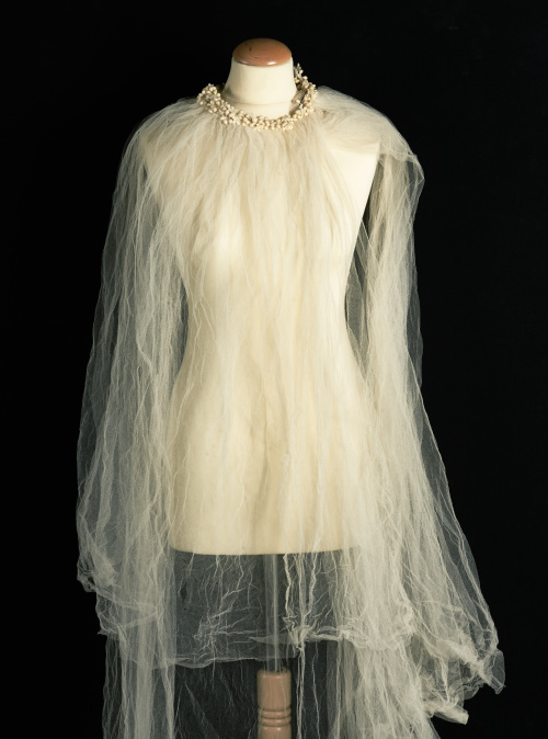 Traje de novia en seda de raso, con velo, capa y zapatos co