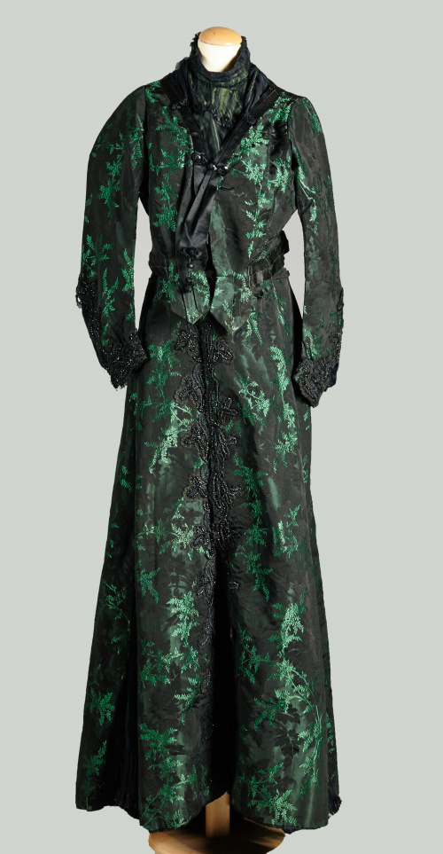 Traje de paseo en seda verde con flores en negro,Finales d