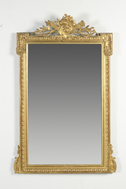Espejo de pared estilo Luis XVI. Forma rectangular, con mar