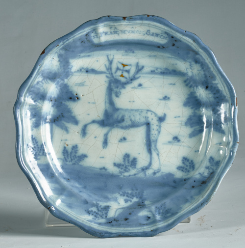 Plato de cerámica esmaltada en azul de cobalto y ocre, de l