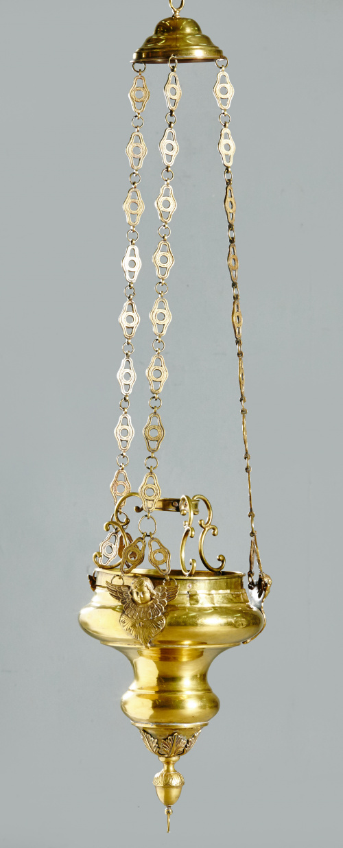 Lámpara votiva de bronce, con cabezas de querubines aplicad